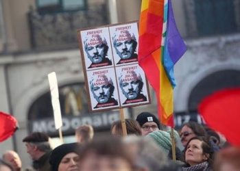 Médicos denuncian que Julian Assange es victima de tortura psicológica