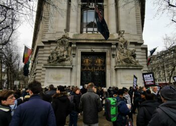 Artistas y activistas exigen la liberación de Julian Assange en Londres