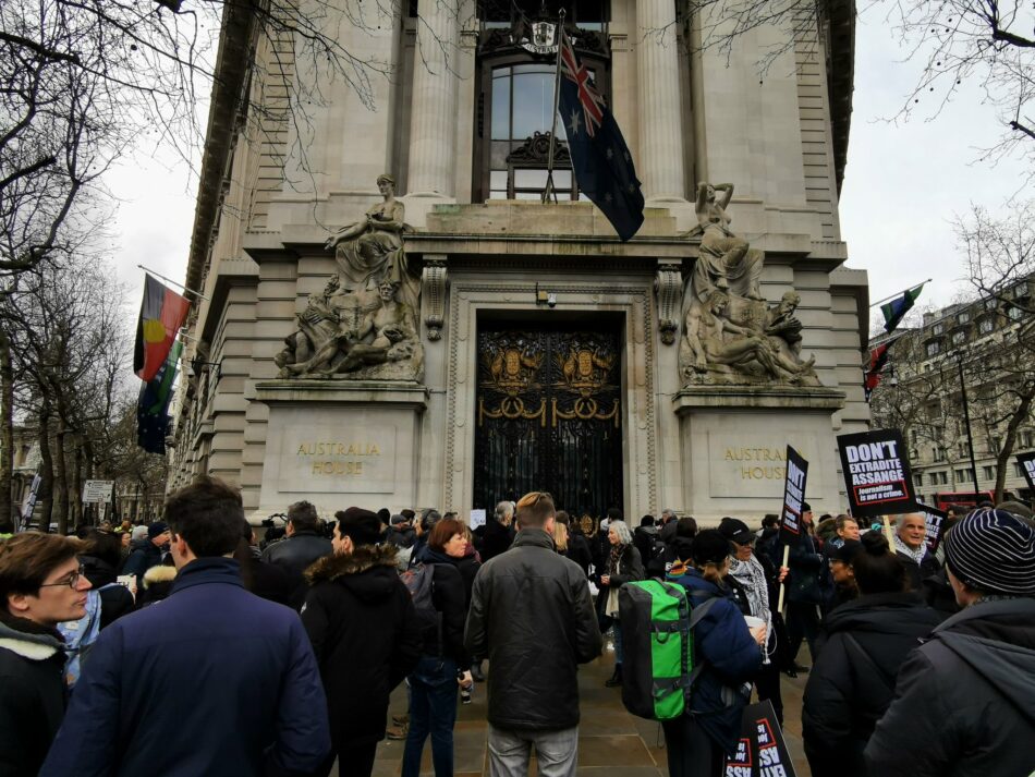 Artistas y activistas exigen la liberación de Julian Assange en Londres