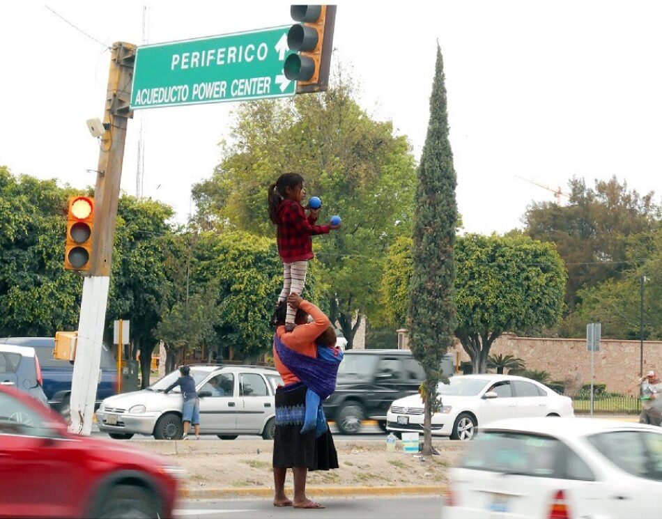 Cuando la patria se convierte en un semáforo. Comunidades indígenas mexicanas bufones del circo urbano