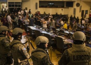 El Salvador: el día que Bukele dejó las selfies, militarizó y se puso a rezar