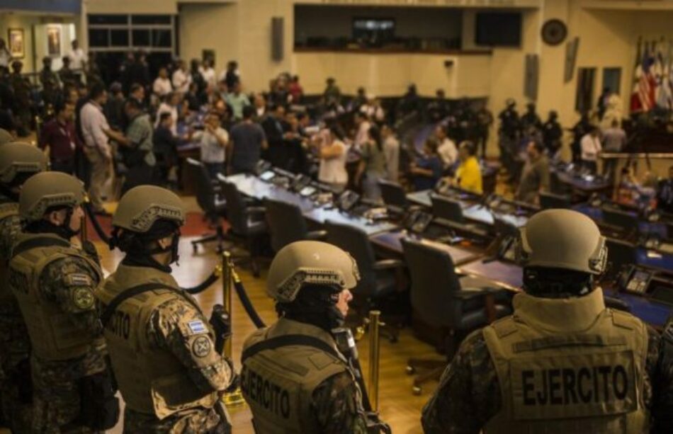 El Salvador: el día que Bukele dejó las selfies, militarizó y se puso a rezar