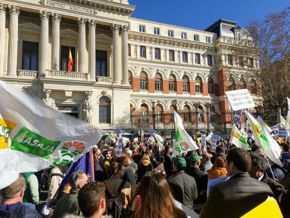 Amigos de la Tierra rompe una azada a favor del campo