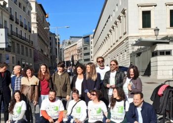 La Confederación de Asociaciones Cannábicas lleva sus reivindicaciones al Congreso a través de una acción simbólica