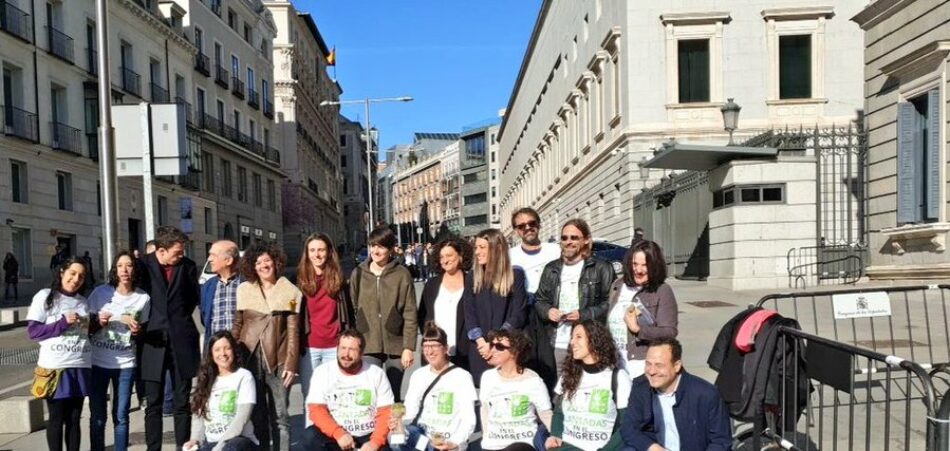 La Confederación de Asociaciones Cannábicas lleva sus reivindicaciones al Congreso a través de una acción simbólica