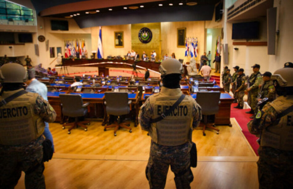 Bukele invadió la Asamblea Legislativa con fusiles y de la mano de Dios
