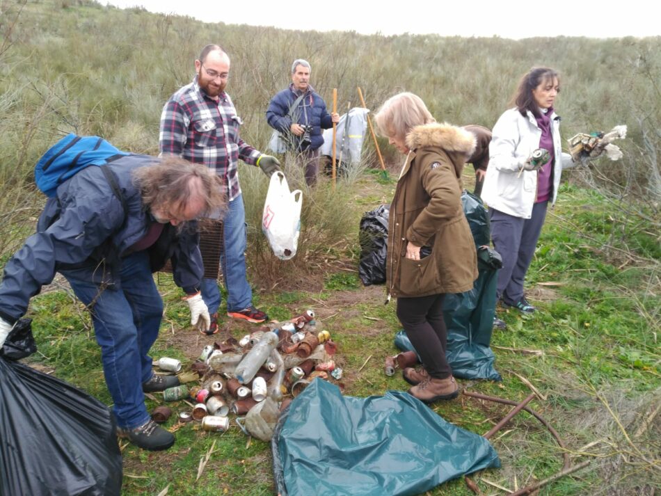 Mejora ambiental en el río Tajo en Castrejón retirando 2.000 litros de residuos