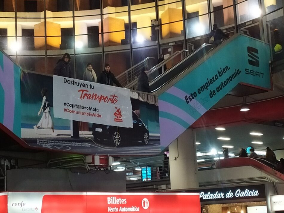 Militantes del PCM protestan en la estación de Metro de Atocha por la deficiente situación del transporte público en Madrid