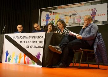 El interés por la situación del colegio Frei Luís de Granada llena la Casa da Cultura de Sarria