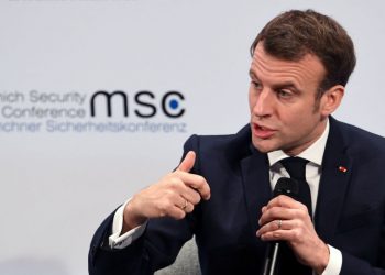 Macron aboga por reestablecer el diálogo con Rusia para «resolver conflictos congelados»