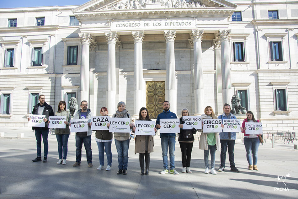 PACMA acude al Congreso para afear al Gobierno que no haya tramitado la Ley Cero