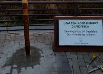 Rompen un cuadro y quitan la placa en honor a las víctimas de la ‘Desbandá’, en Granada