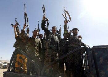 Tropas yemeníes se apoderan del mayor campo militar saudí en Marib