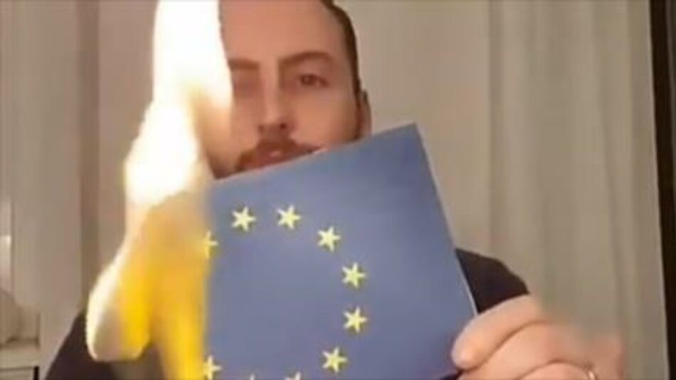 Italianos queman bandera de UE por respuesta al COVID-19
