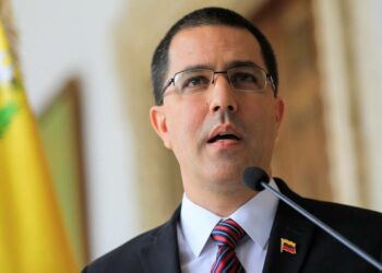 Arreaza denuncia una «nueva fase de agresiones» contra Venezuela que incluiría una amenaza de bloqueo naval