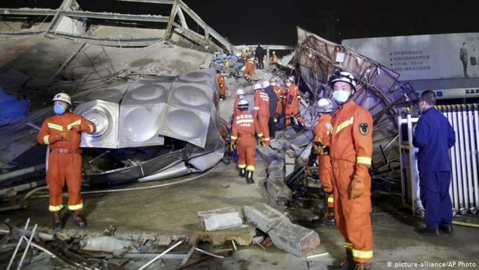 Al menos 10 muertos y 23 atrapados tras el derrumbe de un hotel de cuarentena en China