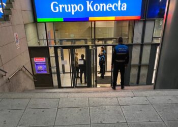 La Dirección de Konecta BTO intenta incumplir la decisión del Comité de Empresa, pero las teleoperadoras y la Policía desalojan los centros de trabajo