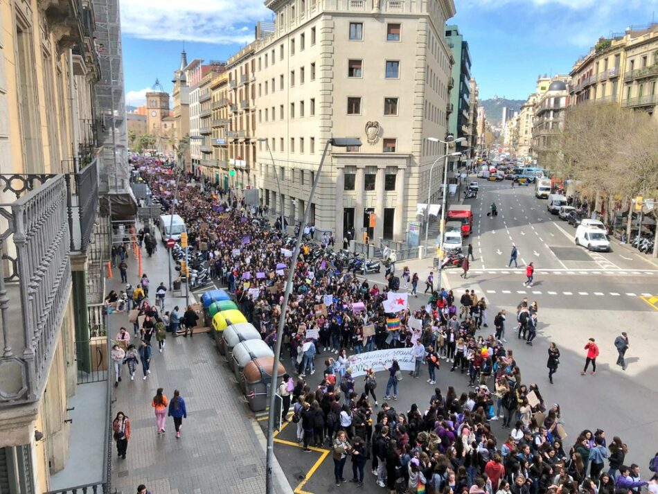 6M: ¡Dos millones de jóvenes secundan la huelga feminista y antifascista convocada por el SE y Libres y Combativas, y más de 100.000 llenan las calles en más de 40 ciudades! ¡No pasarán!