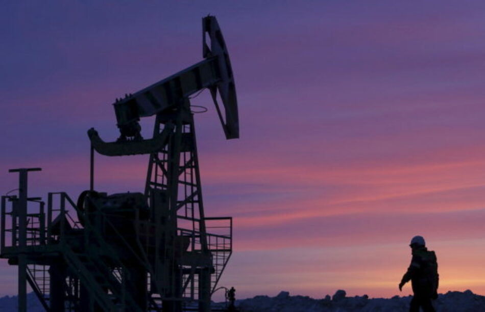 El petróleo alcanza su precio mínimo en 18 años en medio de crisis de demanda global