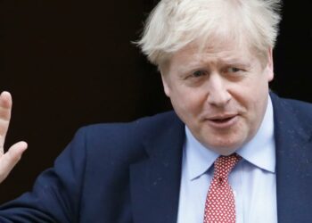 Boris Johnson sale del hospital donde le trataban de Covid-19