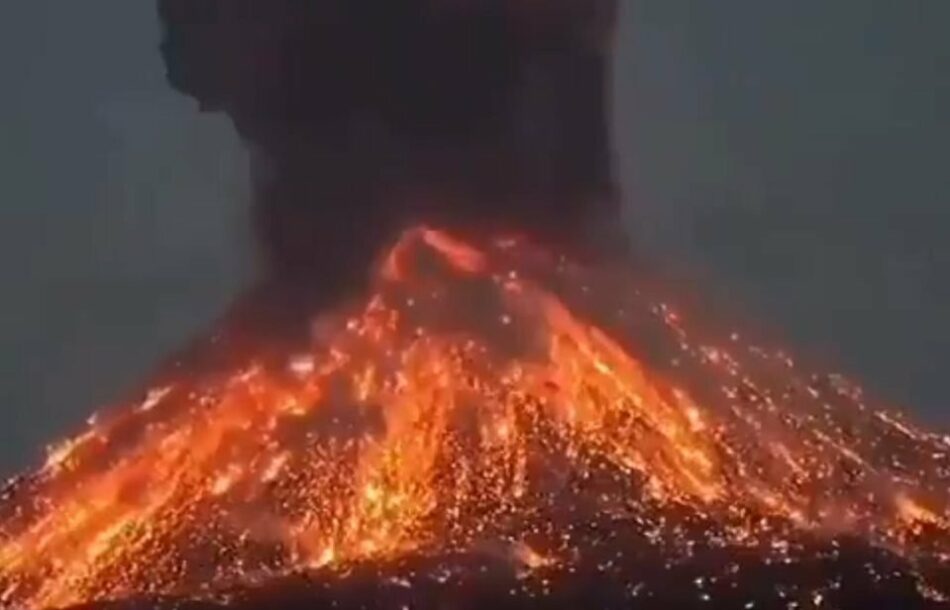 Entra en erupción el volcán Anak Krakatoa en Indonesia