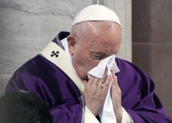 El papa Francisco pide aliviar la carga de la deuda y las sanciones frente a la pandemia
