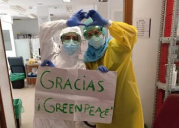 Pancartas míticas de Greenpeace convertidas en batas protectoras ante el Covid para personal de residencias