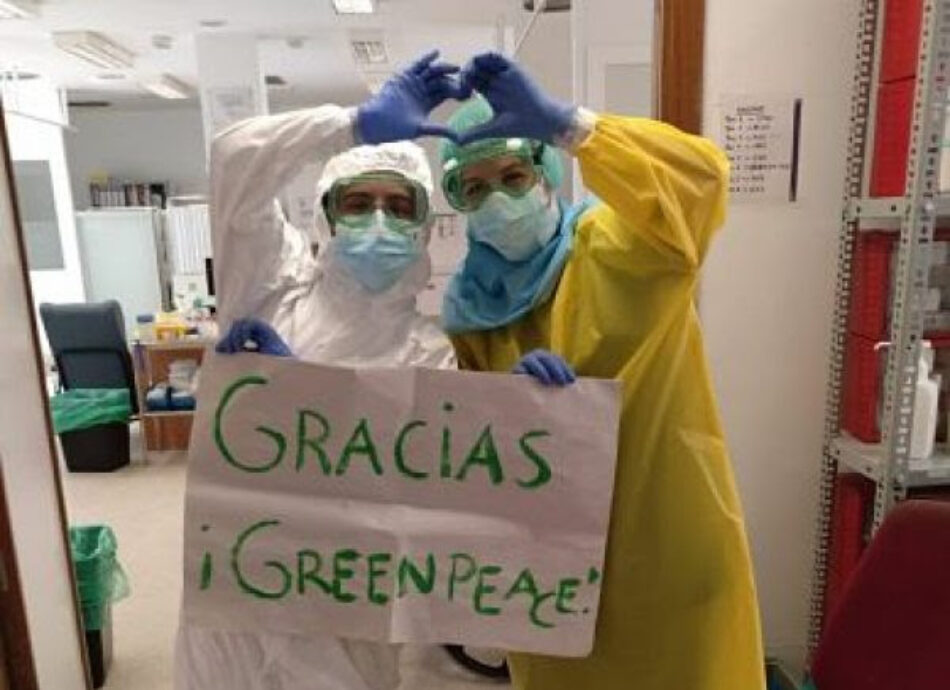 Pancartas míticas de Greenpeace convertidas en batas protectoras ante el Covid para personal de residencias