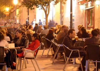 La Asociación A PIE y la FRAVM piden garantías en la vuelta de las terrazas: sin abusos para el espacio peatonal y el descanso vecinal