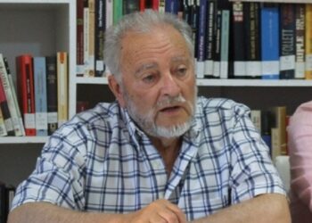 Ingresan a Julio Anguita por un episodio cardiaco grave