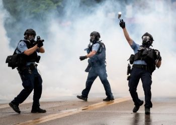 La policía estadounidense gasea a periodista ruso que cubría las protestas en Minnesota