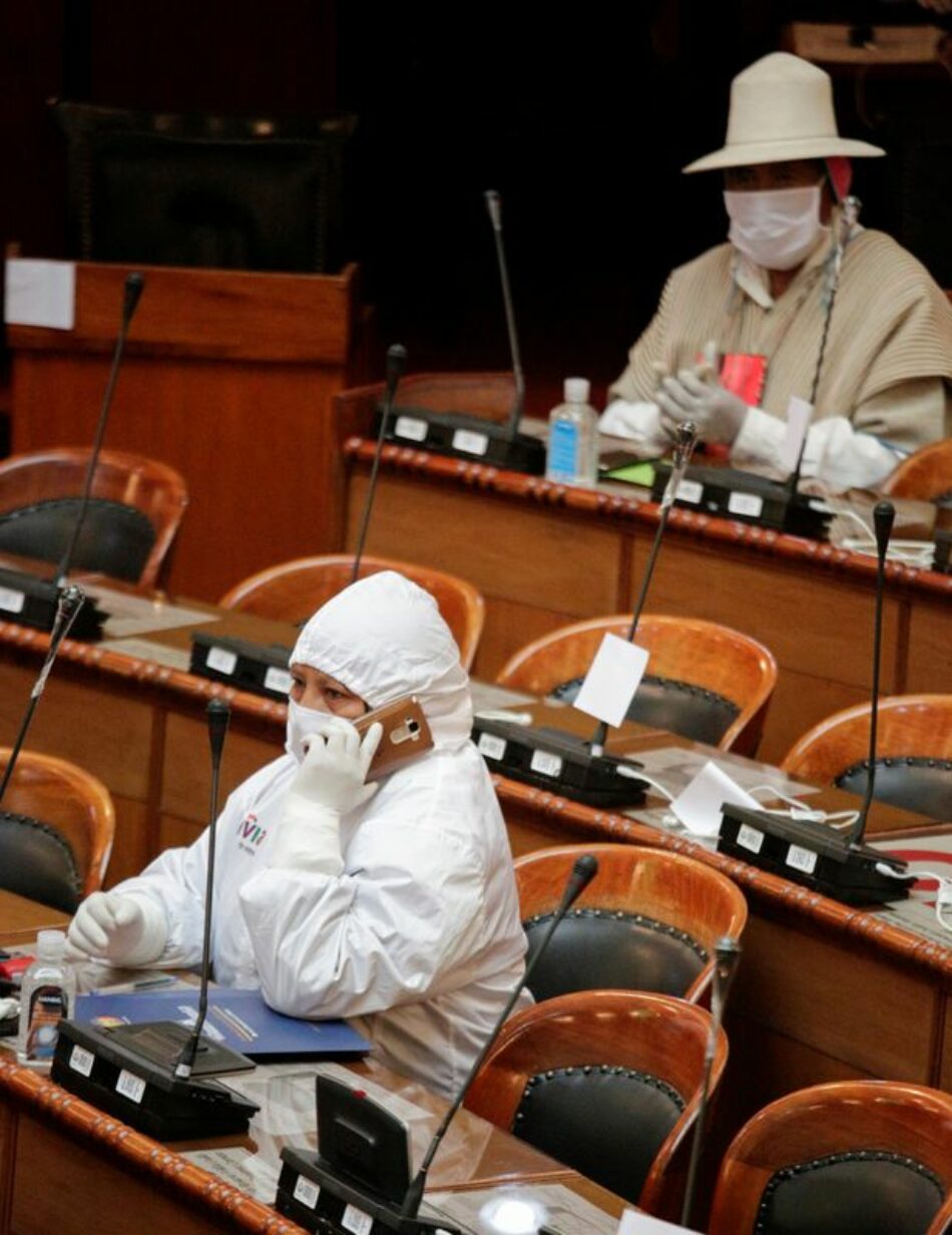 El Parlamento boliviano decreta la celebración de elecciones en 90 días con la oposición de Añez