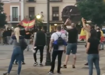 Neonazis se manifiestan en Alcalá de Henares mientras cantan «Primavera» de la División Azul