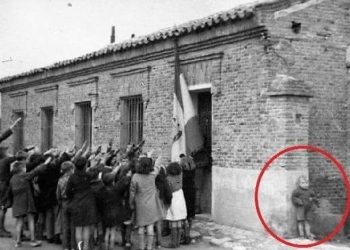 La foto del niño que se escondió y no quería cantar el «Cara al sol»