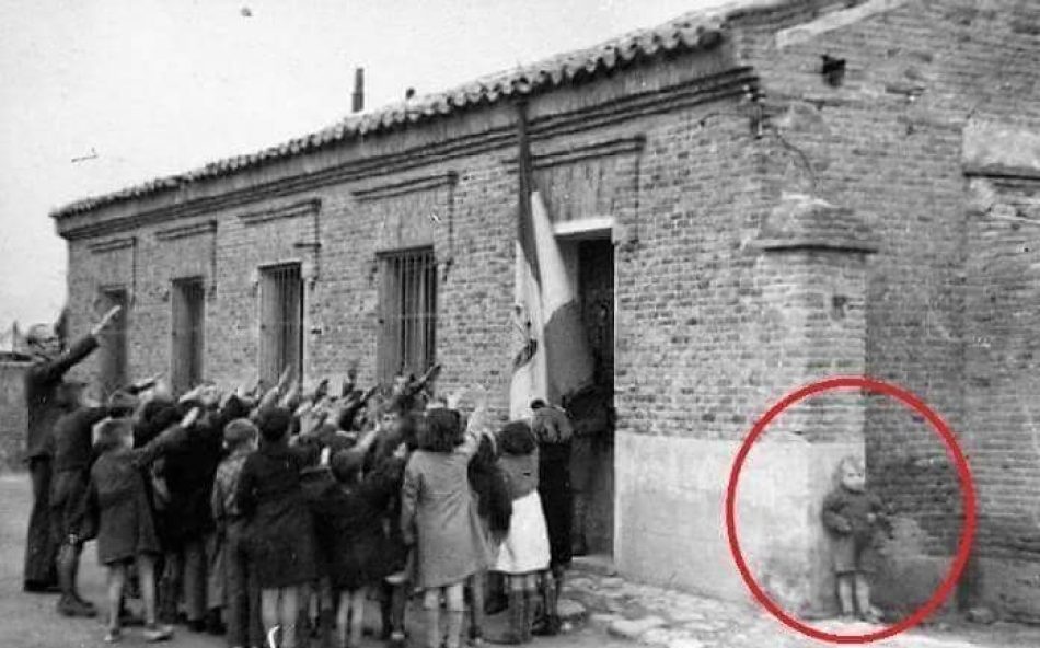 La foto del niño que se escondió y no quería cantar el «Cara al sol»