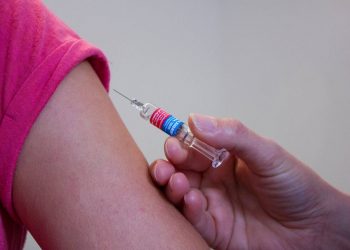 La influencia de los antivacunas en Facebook podría afectar a la prevención de la COVID-19