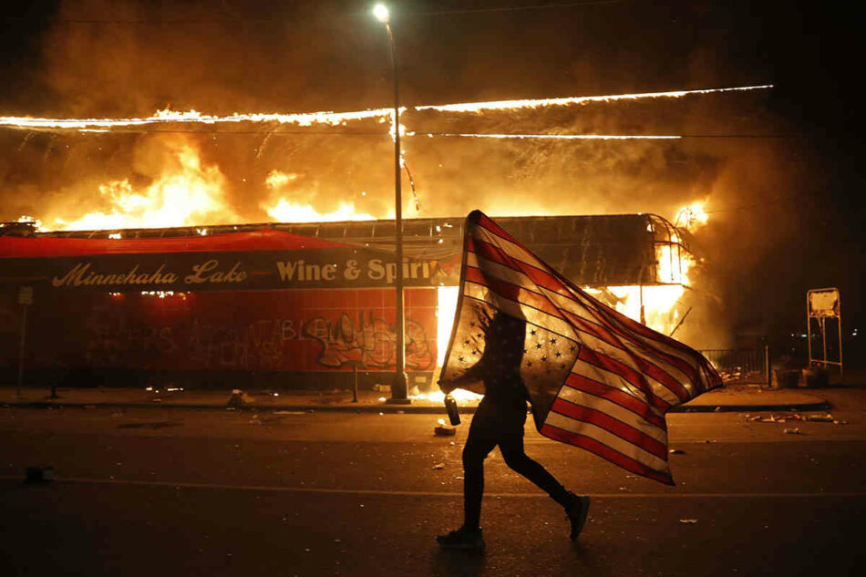 Arde Estados Unidos