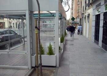 Las asociaciones vecinales rechazan la instalación de barras de bar en la calle y la ampliación de las terrazas en zonas ya saturadas