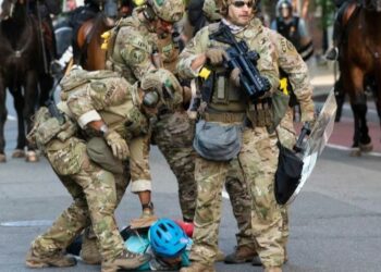 Pentágono defiende mano dura contra los manifestantes en EEUU