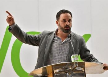 Gobierno confima ahora que Abascal lleva armas pero se vuelve a negar a aportar el expediente