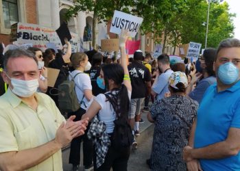 Enrique Santiago muestra desde la concentración ante la Embajada de EE.UU su “solidaridad” con quienes se movilizan en todo el mundo contra el racismo por el asesinato de George Floyd