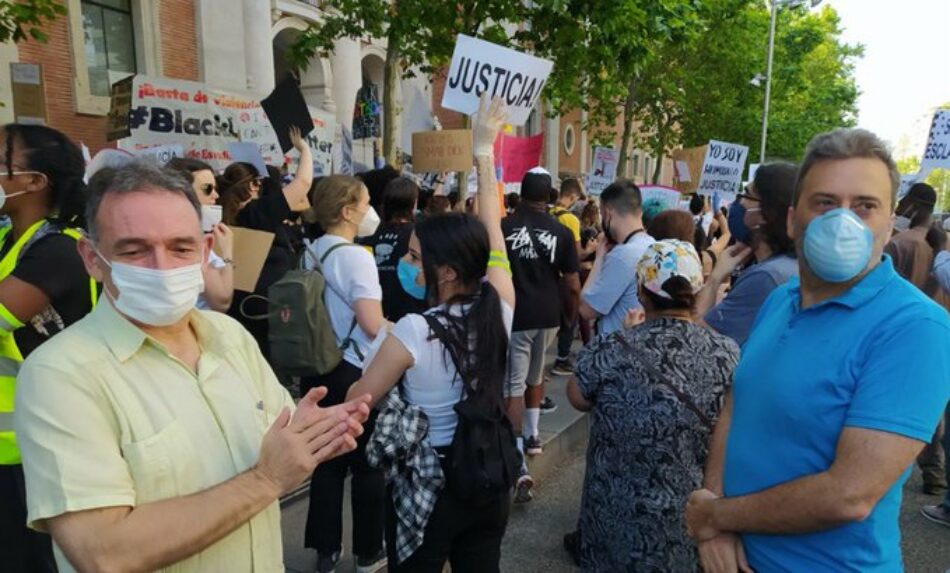 Enrique Santiago muestra desde la concentración ante la Embajada de EE.UU su “solidaridad” con quienes se movilizan en todo el mundo contra el racismo por el asesinato de George Floyd