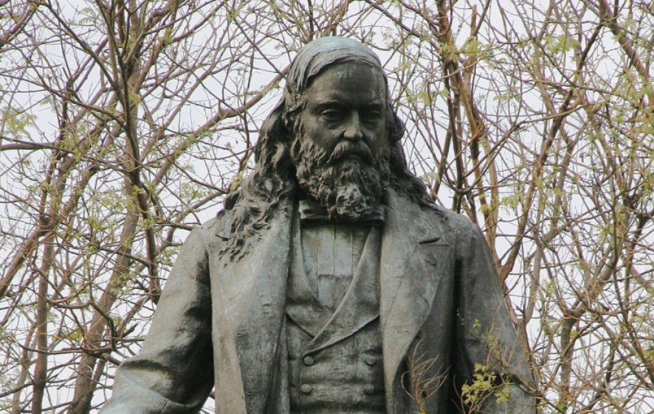 Derriban la estatua al confederado Albert Pike en Washington