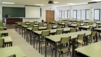 Escuela Saludable de Ecologistas en Acción exige que las administraciones educativas afronten con decisión la desescalada digital en los centros, tras los datos de PISA 2025