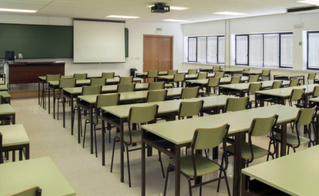 Escuela Saludable de Ecologistas en Acción exige que las administraciones educativas afronten con decisión la desescalada digital en los centros, tras los datos de PISA 2025