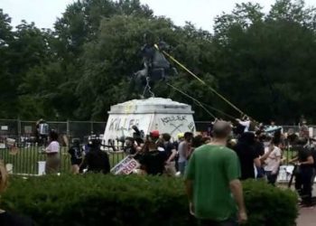 Manifestantes intentan derribar estatua cerca de la Casa Blanca