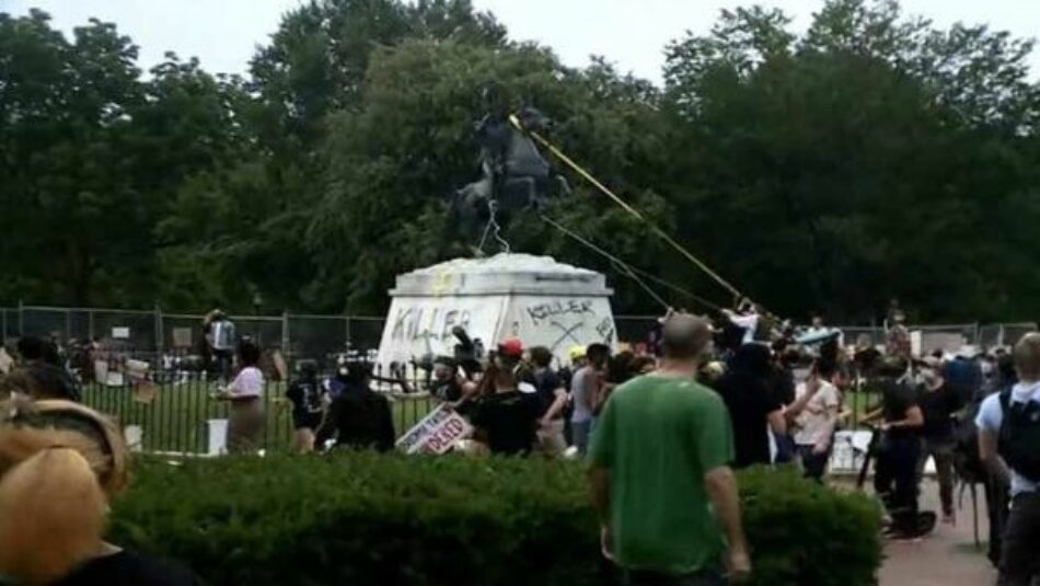Manifestantes intentan derribar estatua cerca de la Casa Blanca
