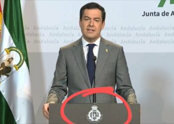 El Defensor del Pueblo Andaluz da la razón a las quejas contra el uso del escudo de Andalucía alterado por parte de Juanma Moreno