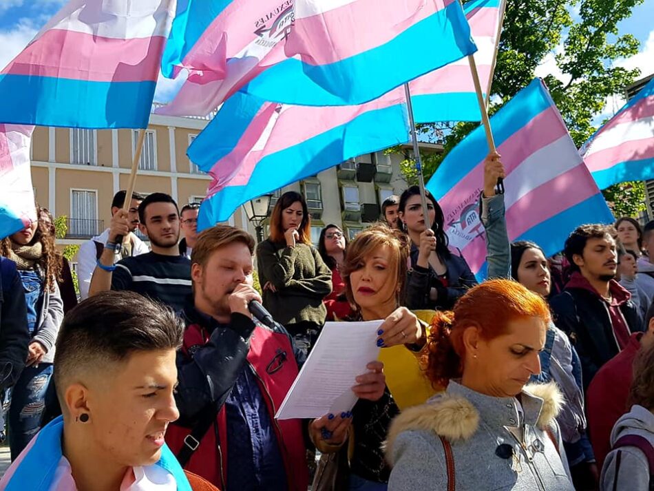 Más de 200 colectivos firman una carta dirigida al PSOE exigiendo la Ley Trans