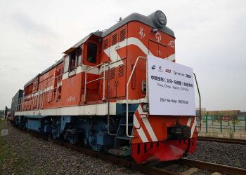 El primer tren de suministros sanitarios parte de China con 34,6 millones de mascarillas y 400.000 buzos desechables